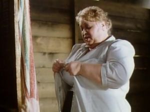 Веселые подростки моются в бане и поют песни