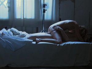 Парочка смотрит порно фильм на большом экране