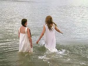 Девки решили отдохнуть от работы и искупаться в озере