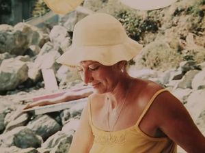 Взрослые женщины отдыхают на пляже со своими детьми