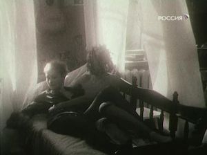 Лучшие подружки лежат в постели и обсуждают своих мужиков