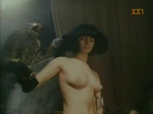 Художник развлекается со своими сексуальными натурщицами