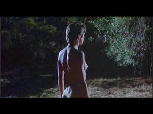 Обнаженная красотка гуляет по лесу одна