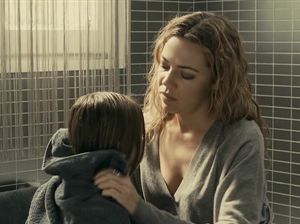 Молодая девица ласкается со своим ухажером