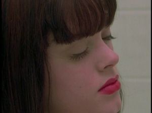 Горячая брюнетка трахается сразу с двумя парнями