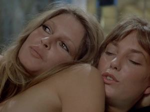 Девушка изменила мужу с другой девушкой