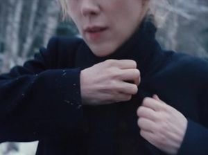 Обольстительная девушка переодевается на морозе