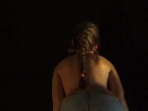 Молодая девушка учится соблазнять мужчин