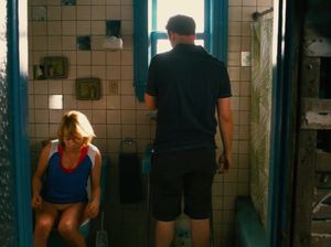 Рыженькая малышка принимает горячий душ