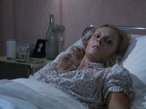 Санитары пытаются успокоить сумасшедшую женщину