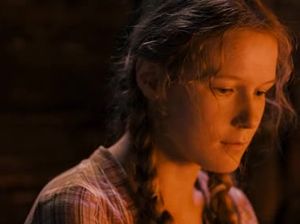 Девка первый раз отдалась своему парню на сеновале