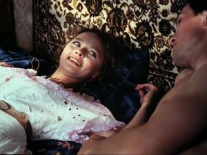 Голая девка купается в речке и соблазняет парня