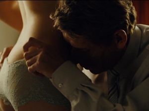 Молодая эксгибиционистка шокирует прохожих