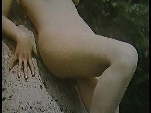 Дерзкая крошка загорает на пляже голой