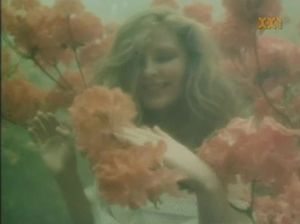 Очаровательная малышка попала в райский сад