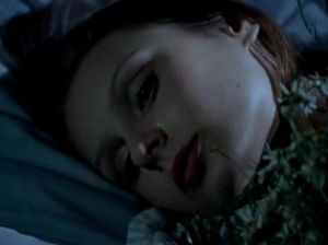 Девочка переодевается ночью во время сильной грозы