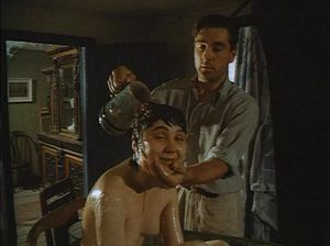 Мужчина помогает принимать ванну своей молоденькой подружке