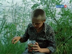 Хулиганистый пацан подсматривает за голой девкой в парке