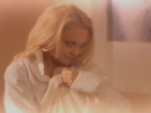 Игривая красотка заигрывает со своим новым любовником