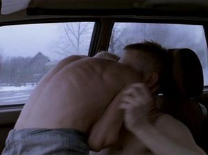 Блонда скачет на члене мужика в машине