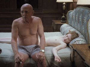 Дедушка усыпил красивую внучку и раздел догола