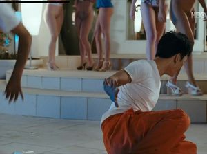 Решительная девка соблазняет сразу двух парней