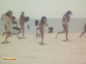 Моряк смотрит как местные девки купаются в море обнаженными