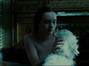 Юная шалунья рассматривает себя в зеркало и ложится спать голышом