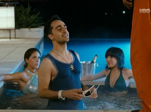 Парни развлекаются с голыми девками в бассейне