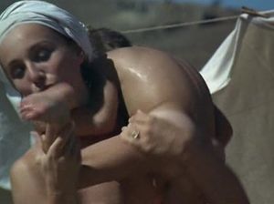 Красивая малышка купает детей и резвится с мужем