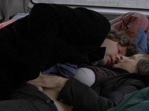 Сосет член мужику на заднем сиденье авто