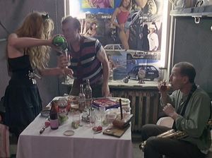 Девка расслабляется в пенной ванне с любовником