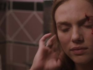 Девчонка соблазнила подружку в ванной комнате