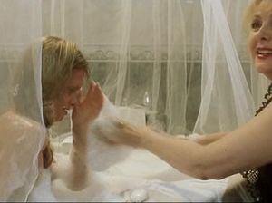 Мамка борделя купает юную шлюшку для клиента