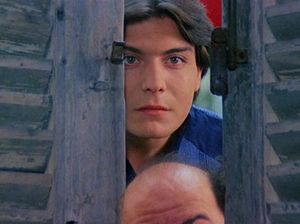 Отец с сыном подглядывают за переодевающейся красоткой