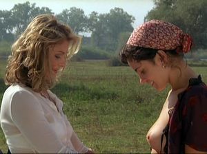 Похотливая туристка совращает деревенскую красотку