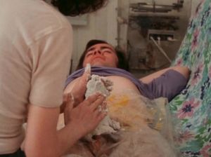 Игривая девица согласилась подрочить член своему парню