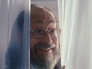 Молодая красотка принимает душ и соблазняет друга своего отца