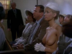 Шикарная деваха сексуально позирует на кровати