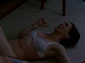 Обозленный мужик стащил с жены трусы и выставил ее на балкон