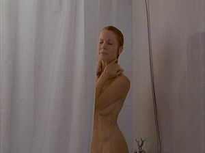 Молодая красотка принимает душ и предвкушает жаркую ночь