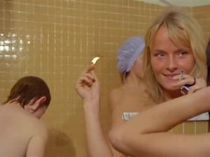 Лучшие подружки готовятся к приходу парней