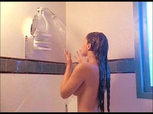 Горячая цыпочка купается в крови