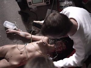 Медики пытаются реанимировать окровавленную женщину