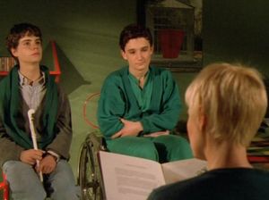 Девушка-чтец погружается в сексуальные фантазии