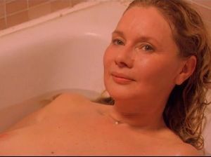 Женщина принимает ванну и вспоминает прошлую ночь