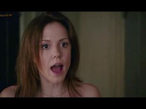 Женщина пытается удержать мужа от командировки