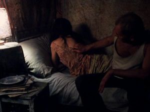 Девочка купается, пока ее старшая сестра лежит в постели с мужчиной