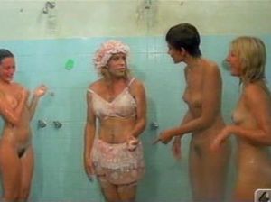 Переодетый в женщину мужик пробрался в женскую душевую