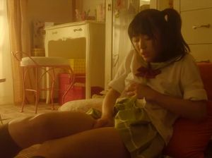 Школьница из Японии доставляет себе боль и удовольствие